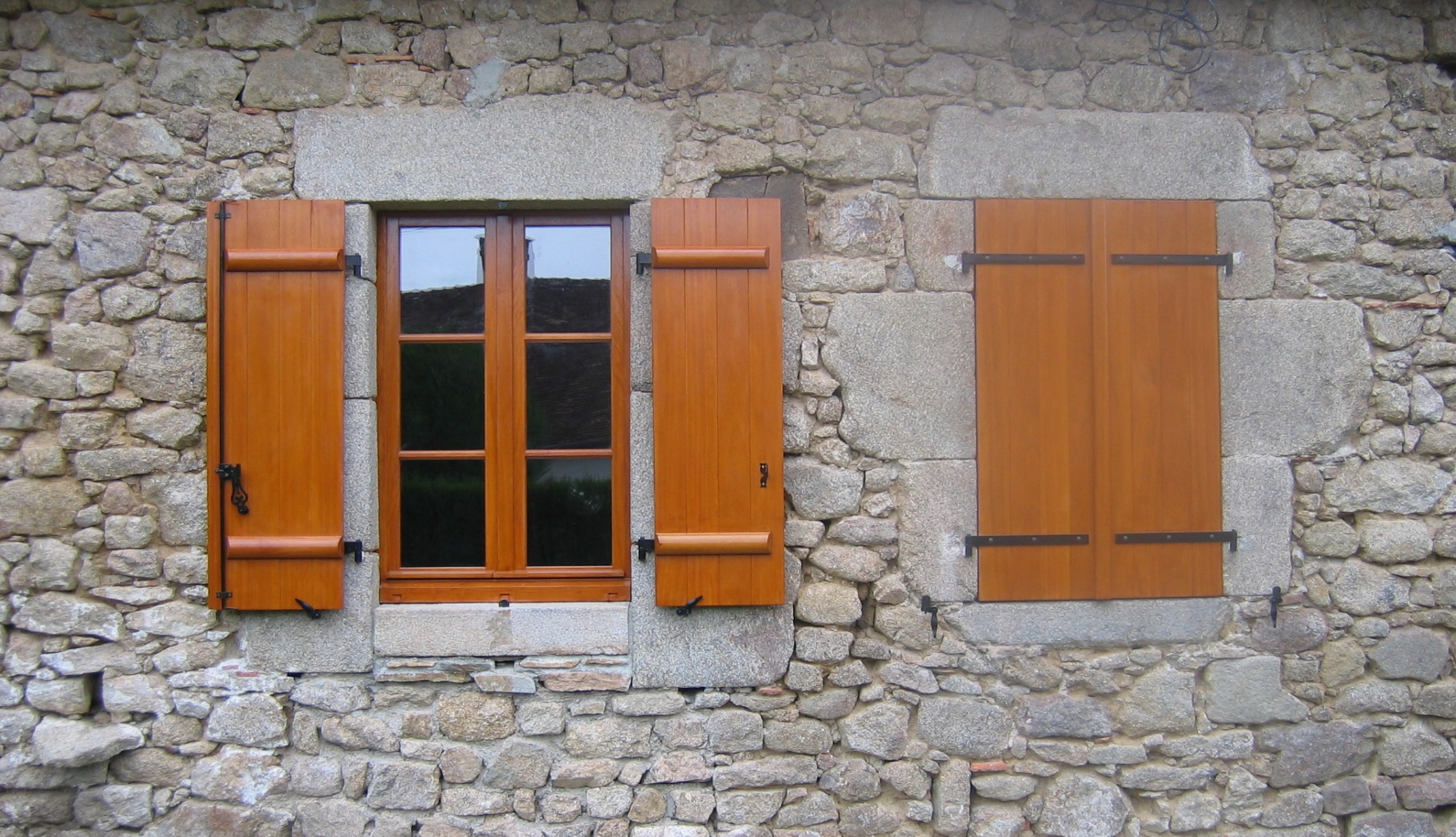 Porte fenêtre et lucarne rouge